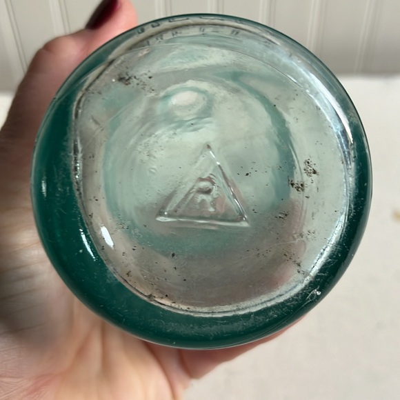 VINTAGE CLICQUOT CLUB TRADE MARK SODA BOTTLE Aqua Embossed Blue Green Glass - Picture 11 of 13